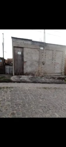Casa pra vender em ponto de madeira ,e tem um grande porão, com garagem. 