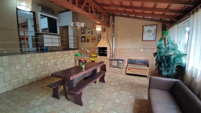 Linda Casa mobiliada, próximo ao Centro de Araucária, pra morar! 