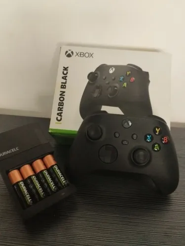 Controle xbox series X|s + carregador de pilhas duracell com 4 pilhas recarregáveis