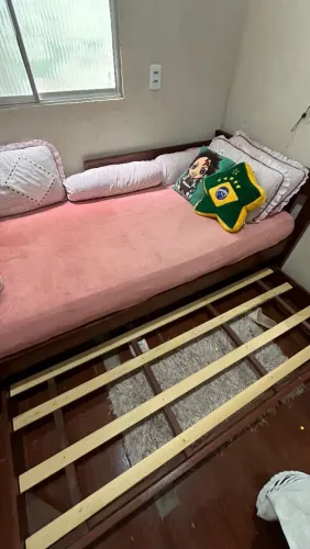 Vende-se uma bicama campanha o colchão de cima ,por 400 reais.