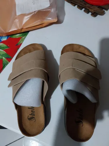 Sandalia novinha ,linda e confortável!comprei e não serviu no meu namorado.
