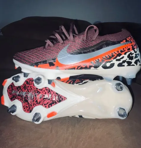 CHUTEIRA NIKE TRAVA MISTA 