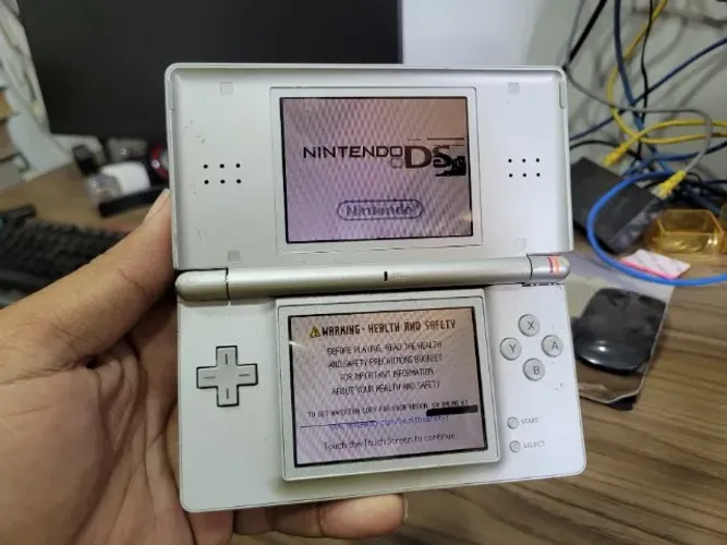 Nintendo DS Lite Prata - Funcionando + Carregador Original + R4 com 99 Jogos