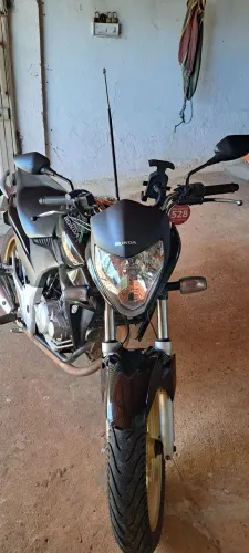 Vendo CB 300 ano 2015 segundo dono. Em perfeito estado e original. Pneus novos.