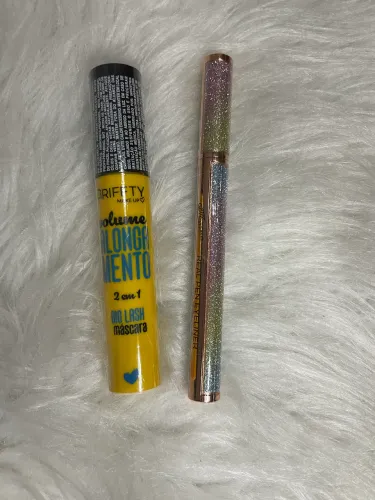 Kit mascara de cilios e um delineador preto para olhos