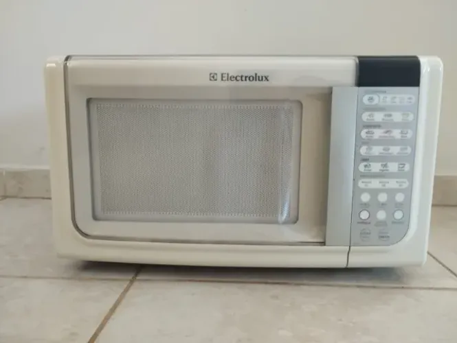 Micro-ondas Electrolux funcionando perfeitamente