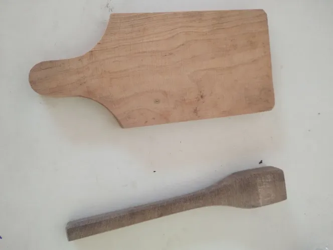 Tábua de quebrar caranguejo pequena.