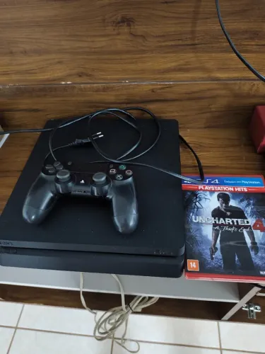 Playstation 4 Slim + 1 controle + 1 jogo físico e 3 instalados.