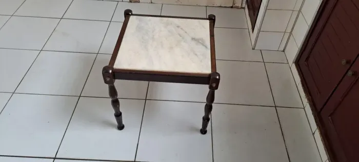 Mesa com pedra de marmorie