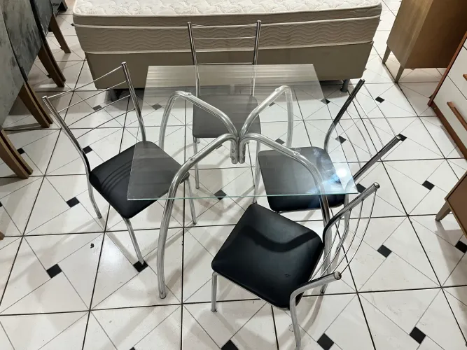 Mesa de 4 cadeiras tampo de vidro