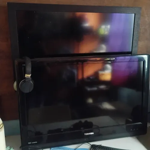 2 TVs de 32 polegadas para reparo ou retirada de peças