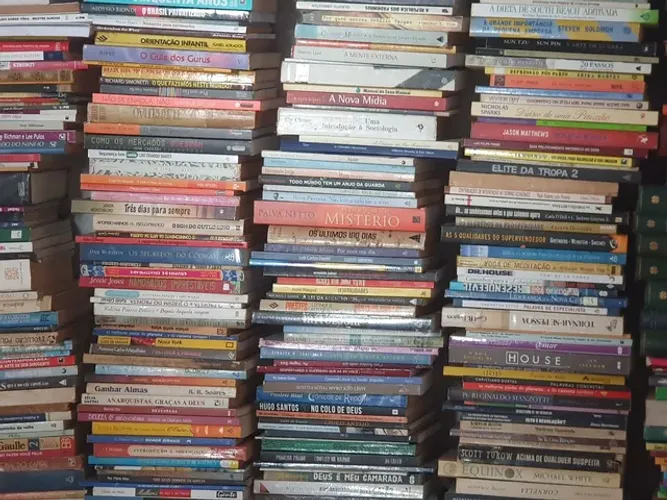 Oportunidade Única - Coleção Completa de 10 Mil Livros à Venda!