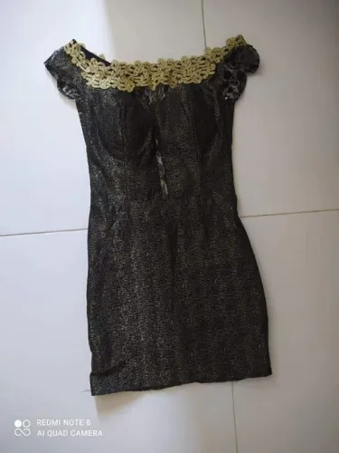 Vestido preto com detalhes em dourado