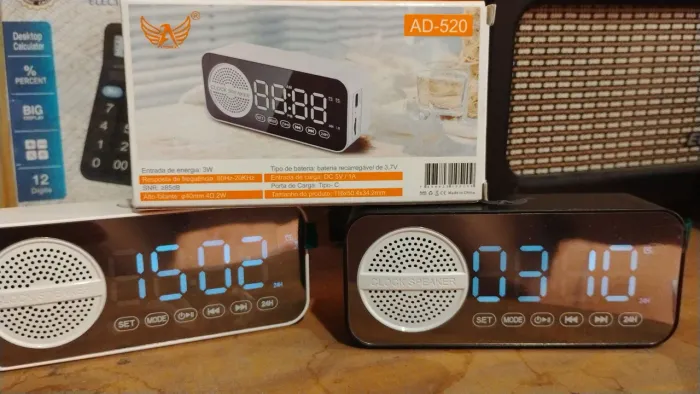 Mini rádio relógio com bluetooth
