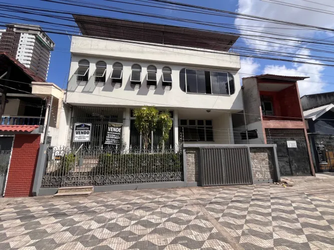 Casa à venda em São Brás - 5 quartos, 3 pavimentos | Fala com a Garantia!