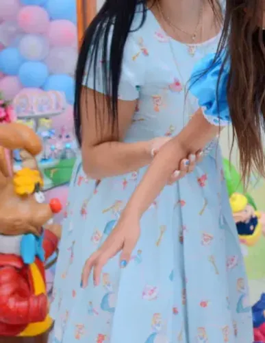 Vestido Mãe festa Alice no País das Maravilhas