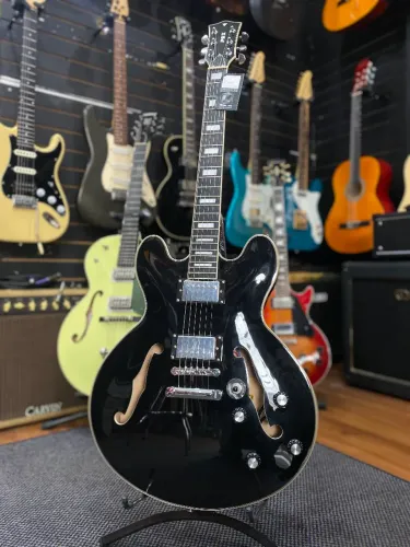 Guitarra Semi-acústica Black com Design Clássico