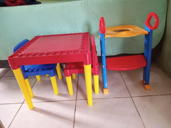 Kit infantil de mesa e duas cadeiras e troninho com escada 