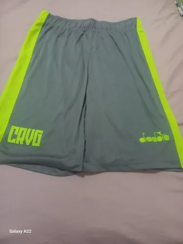 Shorts Esportivo Cinza com Detalhes Neon - Diadora