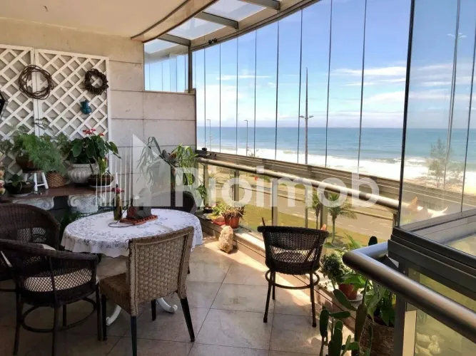 Vendo cobertura duplex frente mar no Recreio dos Bandeirantes - Posto 9,5 - 400m2.