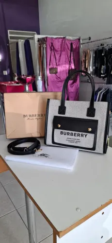 Bolsa Burberry cinza nova