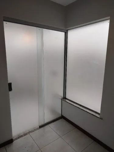 ADESIVO JATEADO EM VIDROS / PLOTAGEM