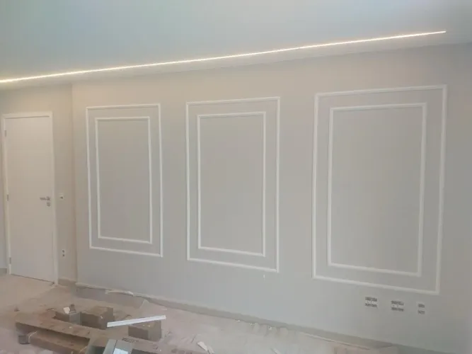Instalação de molduras(boiserie) e lustres de decoração.  