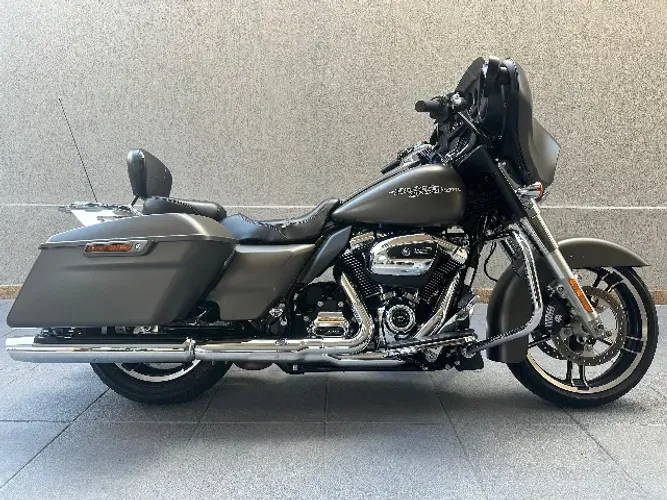 Harley Davidson Street Glide FLHX 107 com acessórios