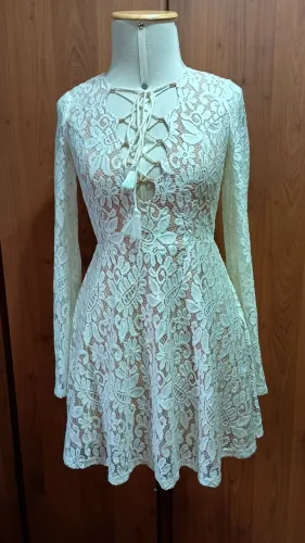 Vestido rendado off White curto Forever 21