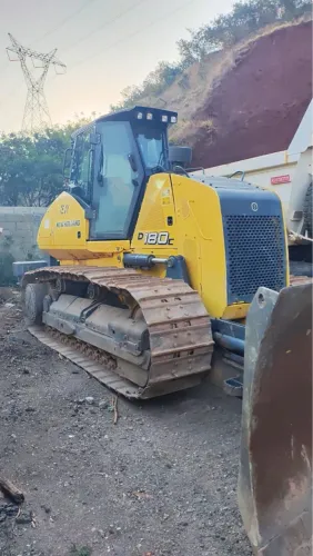 Trator Esteira New Holland modelo D180C