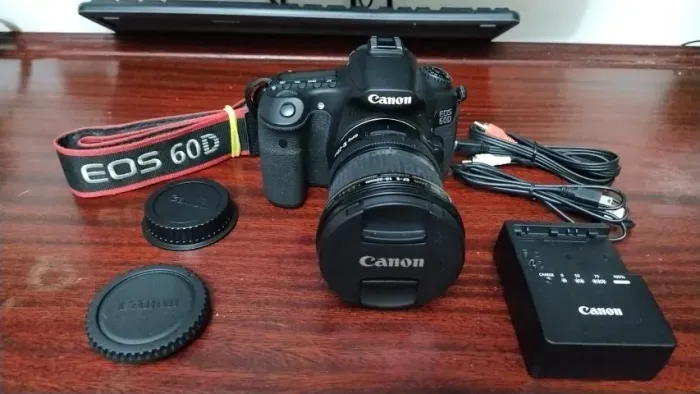 Câmera Canon 60D + lente EF-S 10-22mm (ideal para filmagem)