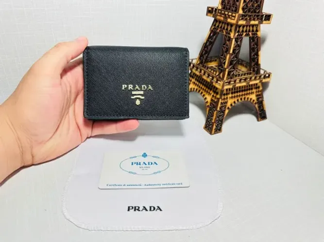 CARTEIRA UNISSEX PRADA MILANO PREMIUM COURO SAFFIANO PRETO TEXTURIXADO LANÇAMENTO 2025