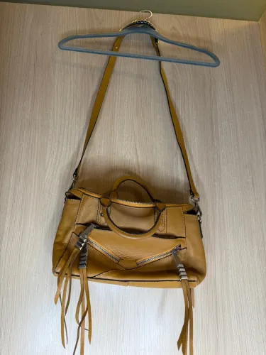 Bolsa de Ombro Amarela com Detalhes em Metal