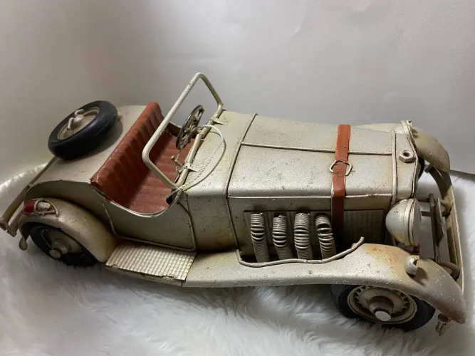 Miniatura de Carro Antigo em Metal