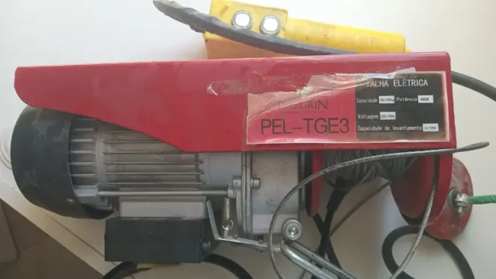 Talha elétrica 300 kg usada marca pelegrin 220v.