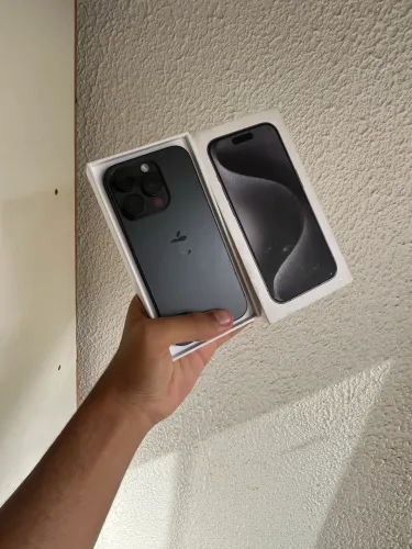 IPHONE 15 PRO 256 GB PRETO - DETALHE NA TAMPA 