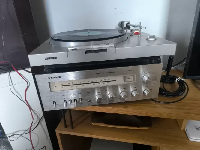 Som antigo com caixas e móvel 