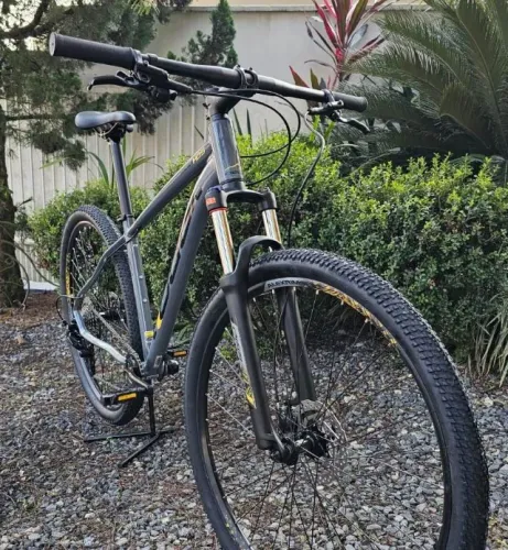 Bicicleta Oggi Hacker HDS Shimano Essa 8V - Nova