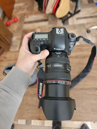 Oportunidade! Canon 6D (somente corpo) + carregador +  baterias