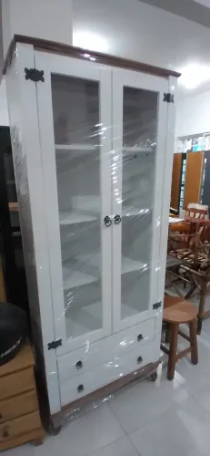 Cristaleira em MDF pés de madeira