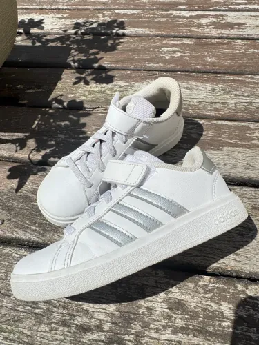 Tênis adidas infantil 28 usado 