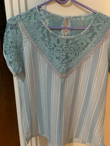 Blusa azul de seda e renda