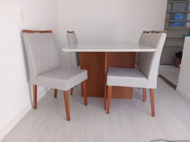 Mesa 1,20 com Vidro e 4 Cadeiras Linho ÚLTIMA PEÇA