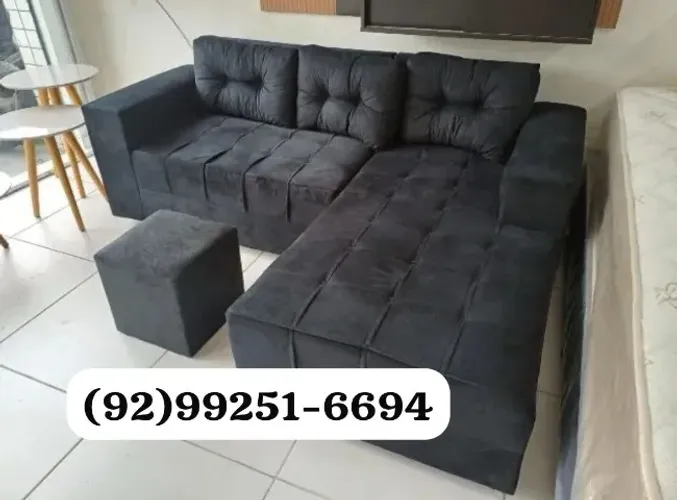 Sofá três lugares com puf de brinde