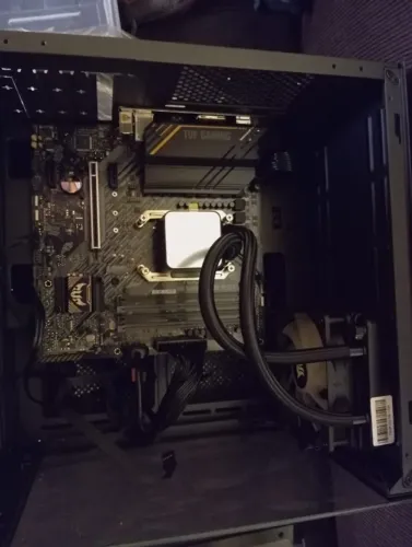 GABINETE AQUARIO, FONTE PICHAU 650W, WATER COOLER PICHAU E PLACA MAE TUF GAMMING
