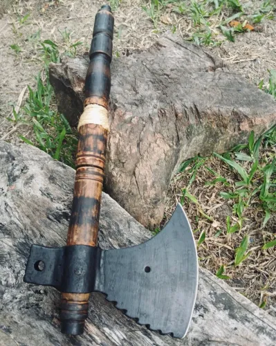 Machadinha Tática Combate Artesanal Aço Carbono Cabo Madeira