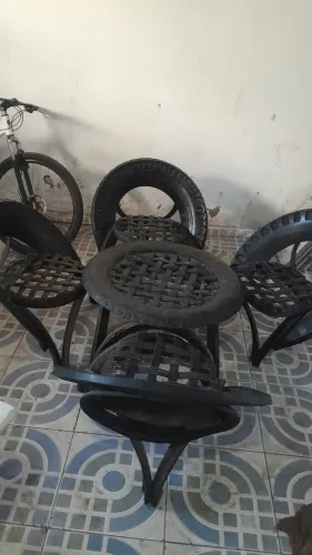 Vende-se conjunto de mesa ecológica feita de pneu artesanal usada em bom estado r$ 1000
