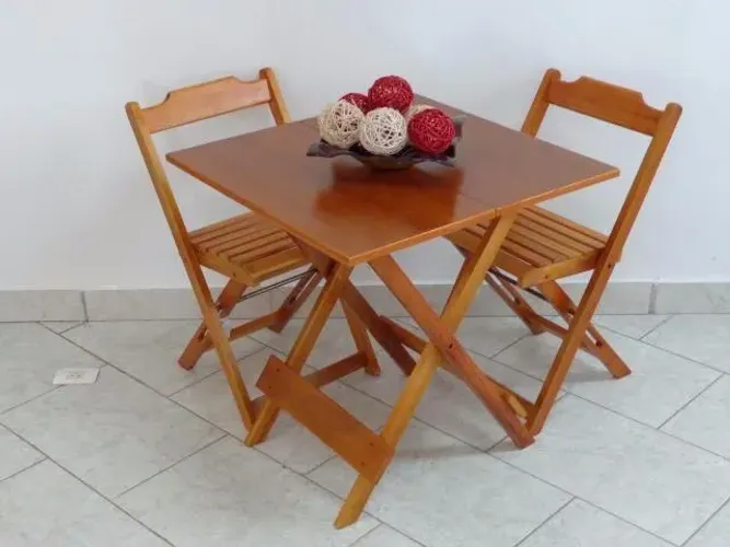 Jogo de mesa com cadeiras em madeira