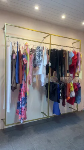 Arara industrial para loja de roupas 