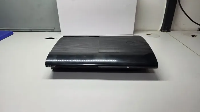 PlayStation 3 Super Slim 500GB + 2 Controles + 7 Jogos Originais (Mídia Física)